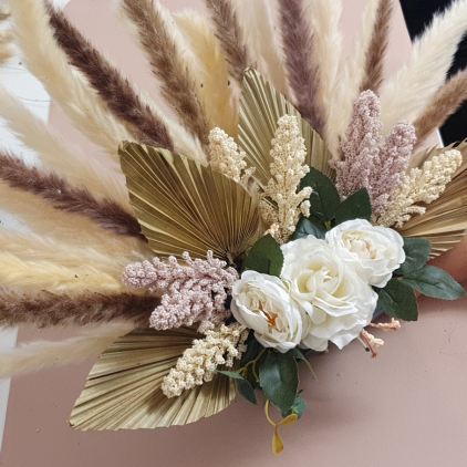 Schön dekorierte Blumen für eine festliche Atmosphäre